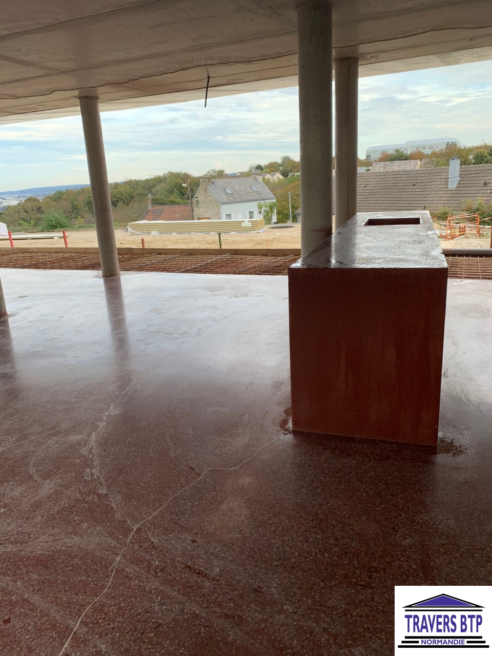 béton poli rouge intérieur dans la Manche